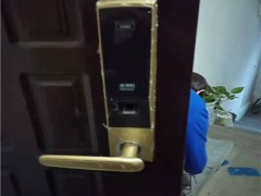 金乡县安装感应式门锁时应注意什么？