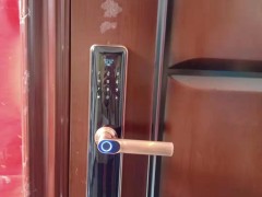 胶州开汽车锁_车钥匙丢了汽车如何开锁