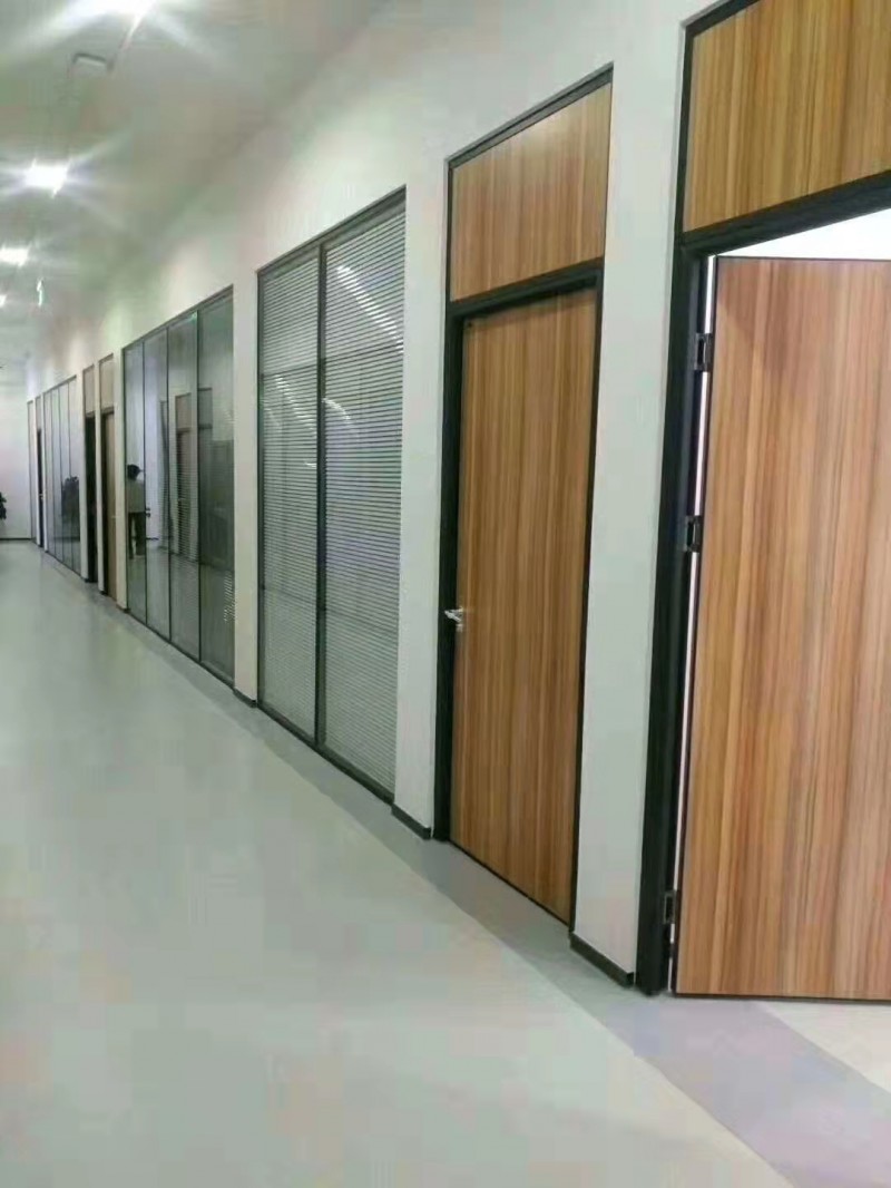 杭州卫生间隔断抗倍特板是什么材质？