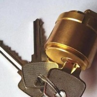 更换锁芯的过程中应避免损坏门框和锁