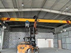 如何避免在装卸货物时避免叉车和货物发生碰撞？