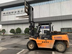 人工卸货和叉车卸货对比，省时又省力！