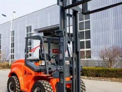 如何正确的运用叉车来操作设备装卸