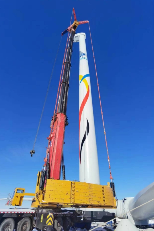 超过额定吨位负荷会使得吊车出现哪些故障？