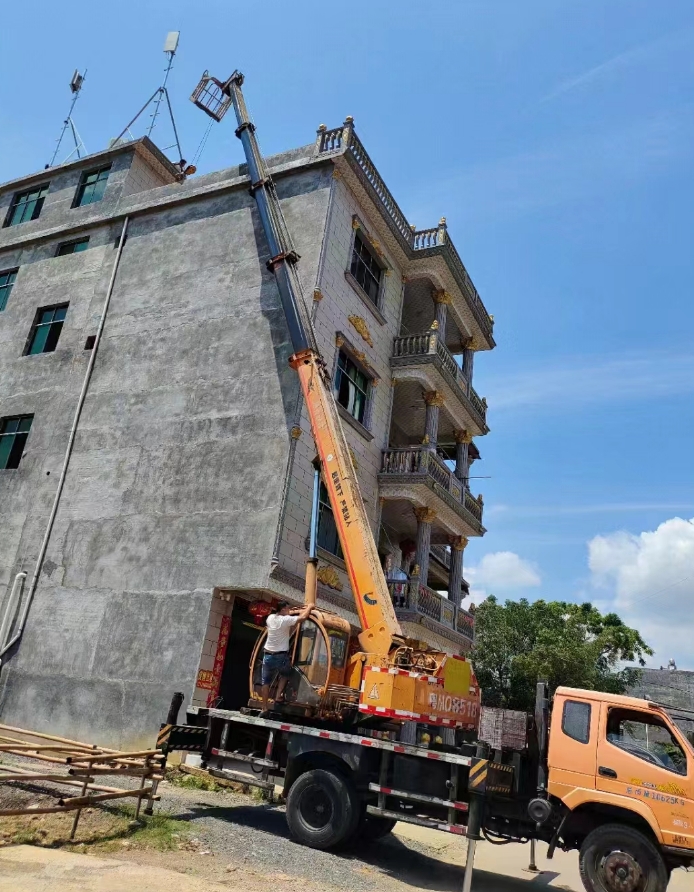 对于现场的吊装的布置和作业的起重机设备安全息息相关