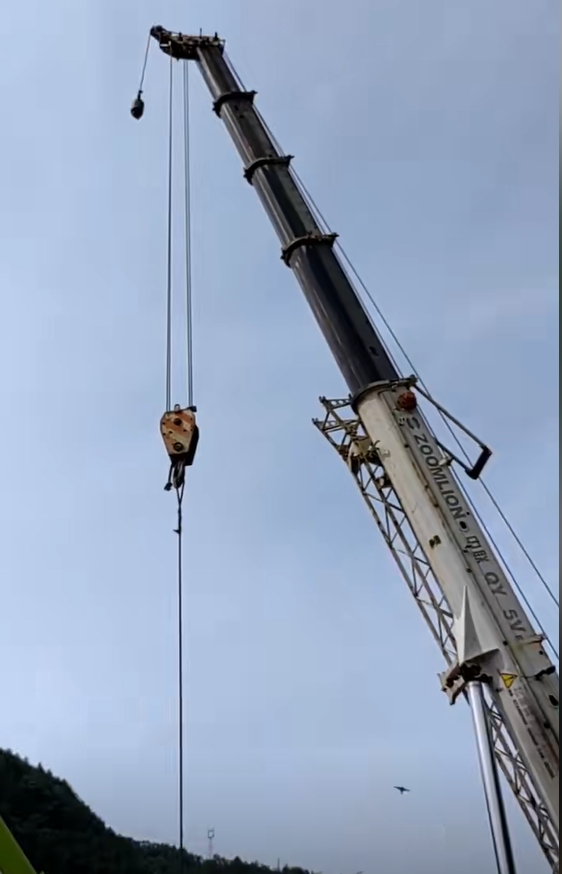 紧急情况下吊车的吊装策略是什么？