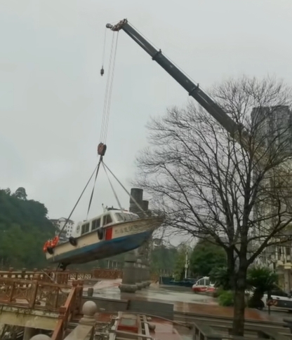 吊车在繁忙的交通路段吊装怎样保障交通顺畅安全？