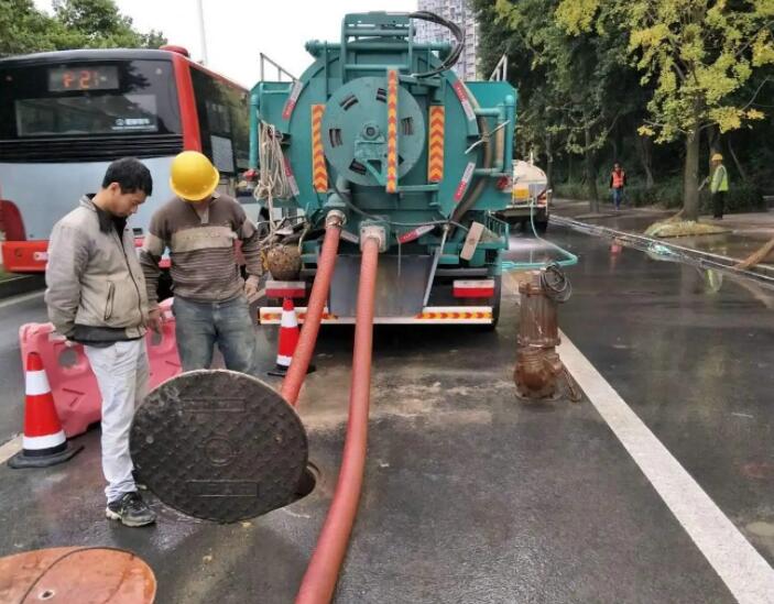 在湛江管道的疏通清淤可以有效防止城市内发生内涝