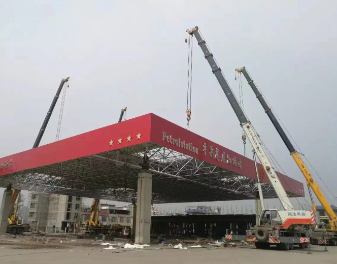 折臂吊出租过程如何保障操作人员的专业资质？