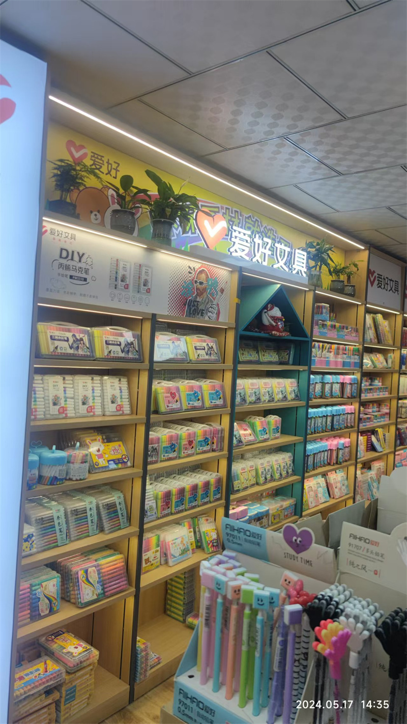 银川木质展柜定做需注意的事项