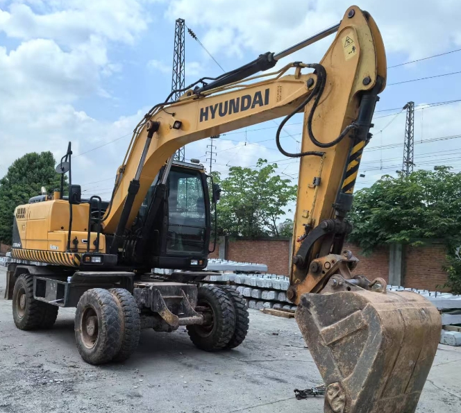 挖机出租的设备维护谁负责，怎么保障？