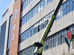 吊车出租作业过程中如何应对复杂环境？