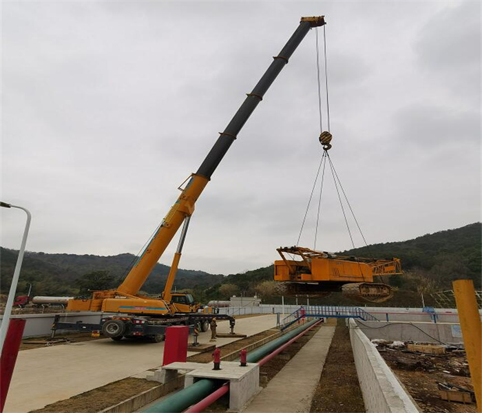 鞍山吊车出租机械设备优良