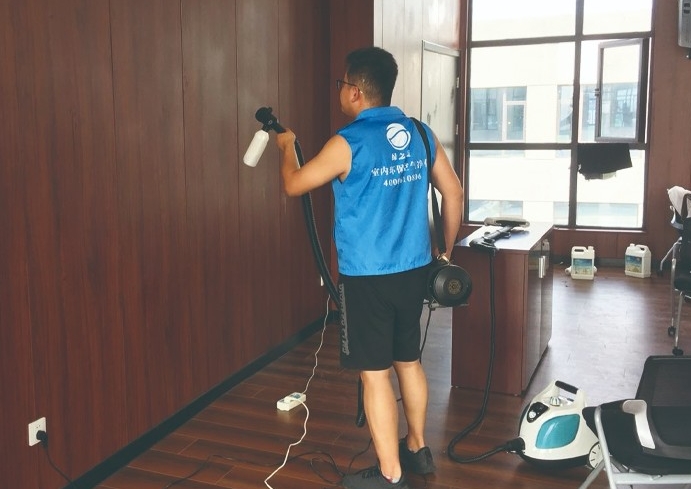 搬新家后若出现持续咳嗽、眼睛刺痛等症状，及时检测室内甲醛浓度