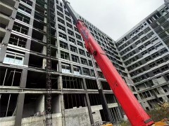 如何检查吊车支腿垫板的承载能力是否符合要求？