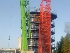 吊车吊钩滑轮出现卡滞现象时该如何处理？