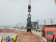 吊车作业后需对液压油箱进行哪些液位检查？