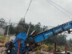 野外作业时如何保护吊车的液压接头免受沙尘侵蚀？