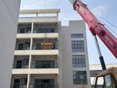 ​吊车在松软地面作业，垫脚和支腿稳固至关重要​