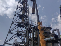 制定大型设备吊装方案时，必须重点考虑哪些安全风险因素？