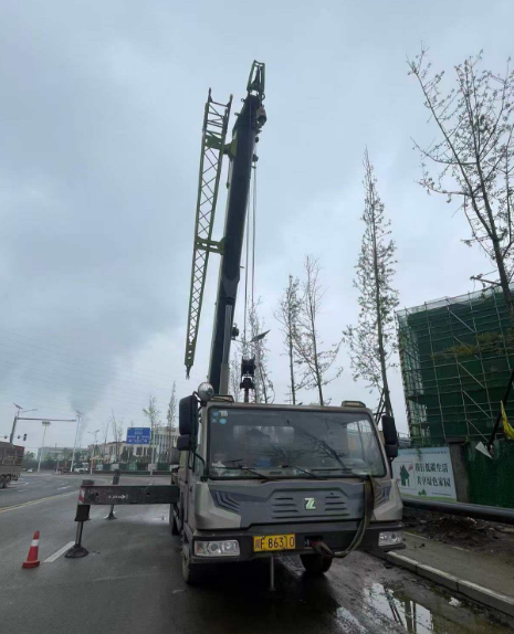 在绵竹本地吊车出租时，怎样评估其设备的安全性与稳定性？