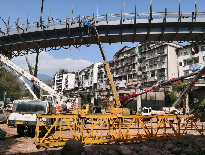 雅安吊车出租包含操作员和不包含操作员差价大吗？