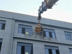 吊车支腿下的垫板，为什么不能用木板随意替代？