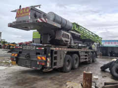 在使用吊车之前须仔细检查车辆的哪些部件是否正常运行？