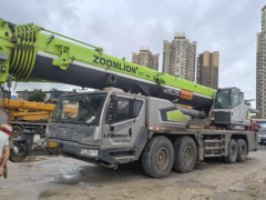 吊车在操作时如何保持良好的稳定性以避免翻车或倾斜的风险？