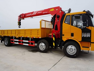 桂林随车吊出租设备吊装过程中的注