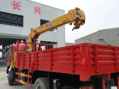 桂林随车吊出租：直臂与折臂随车吊