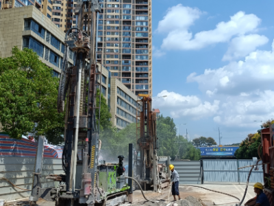 传统人工打井与现代机械钻井的主要效率差距在哪里？