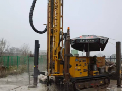 为何同村水井水质差异大？地质构造如何决定地下水流向？