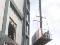 吊装大型钢结构时，对吊车司机的经验有哪些具体的要求？