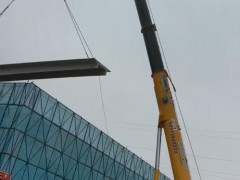 在建筑工地，塔吊和汽车吊在角色上如何分工与配合？