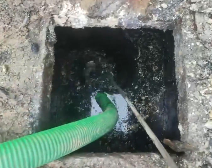 如何预防老旧小区的下水管道频繁淤积和堵塞？