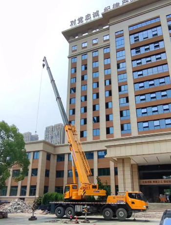 拆卸大型工厂旧设备时，吊车的选型需要考虑哪些拆除因素？