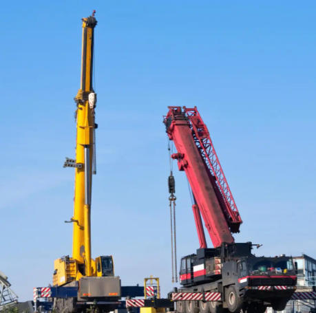 吊装作业时，指挥人员与司机的通讯方式有哪些可靠选择？