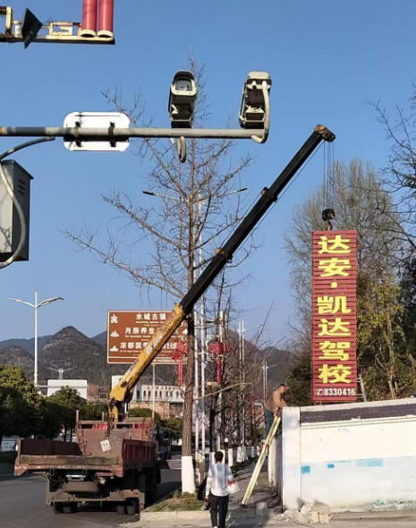 在计算随车吊总成本时，设备的进出场费通常如何估算？