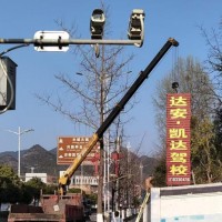 在计算随车吊总成本时，设备的进出场费通常如何估算？