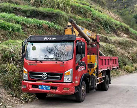 如何通过观察随车吊司机的操作习惯，初步判断其专业水平？