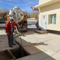 格尔木工业隔油池污水处理，承担着分离油污、净化水质