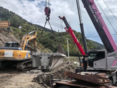 钢铁巨臂的共舞：揭秘多台吊车协同作业的指挥艺术！